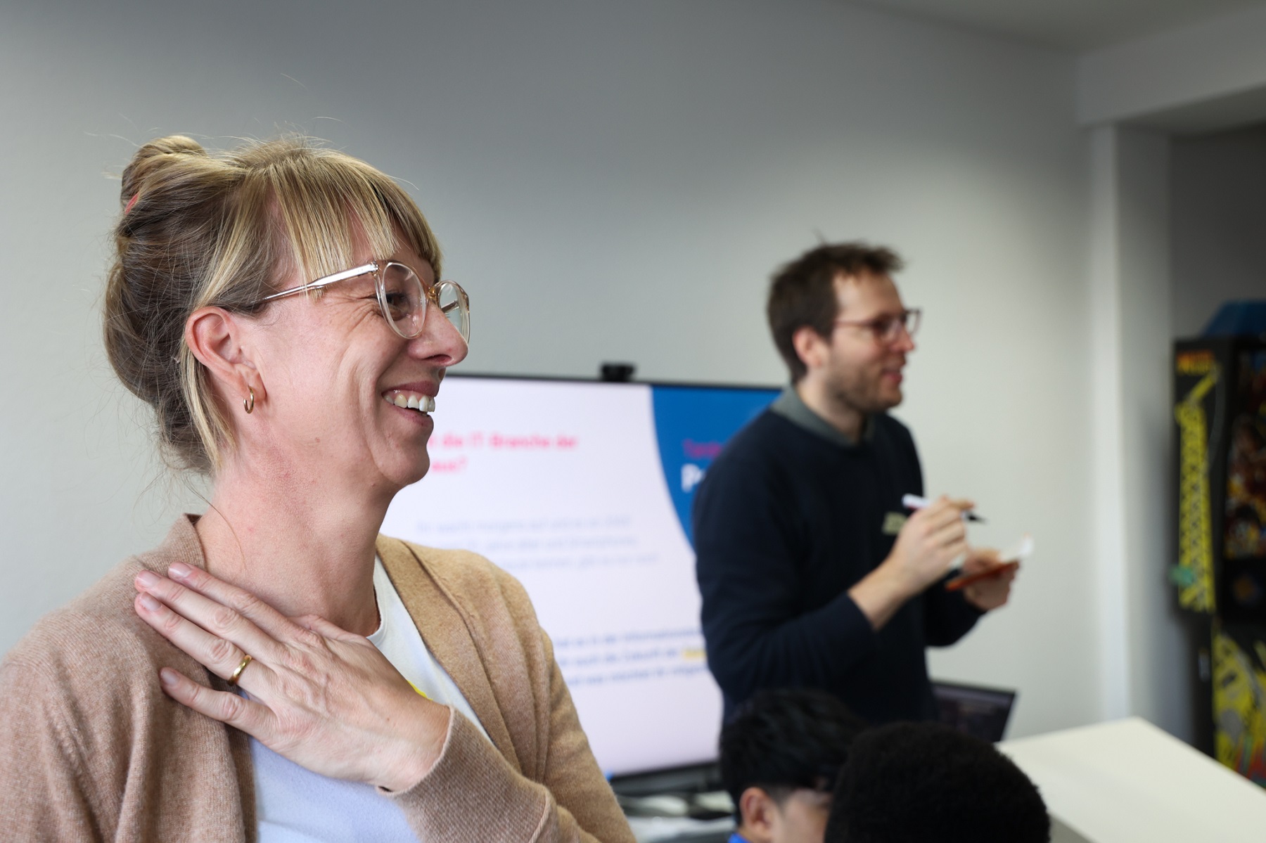 Teamer*innen Gisa und Jasper haben definitiv Spaß beim TandemPower-Workshop.