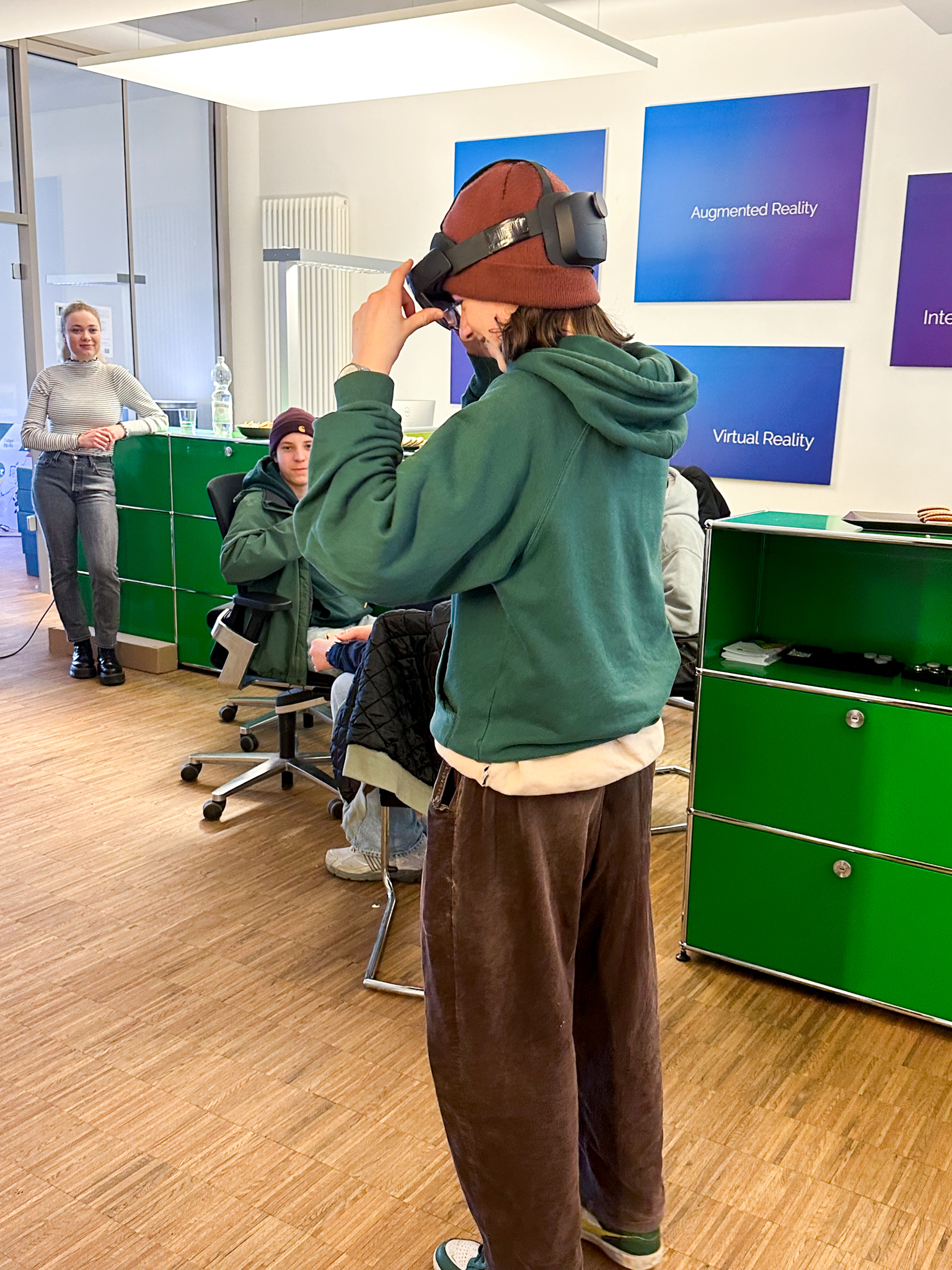 So viel zeit muss sein: Die Schüler*innen probieren VR-Brillen aus.